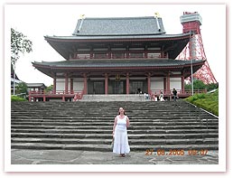 Image: Sherrie infront of the Zoujyouji-temple & the Tokyo tower
